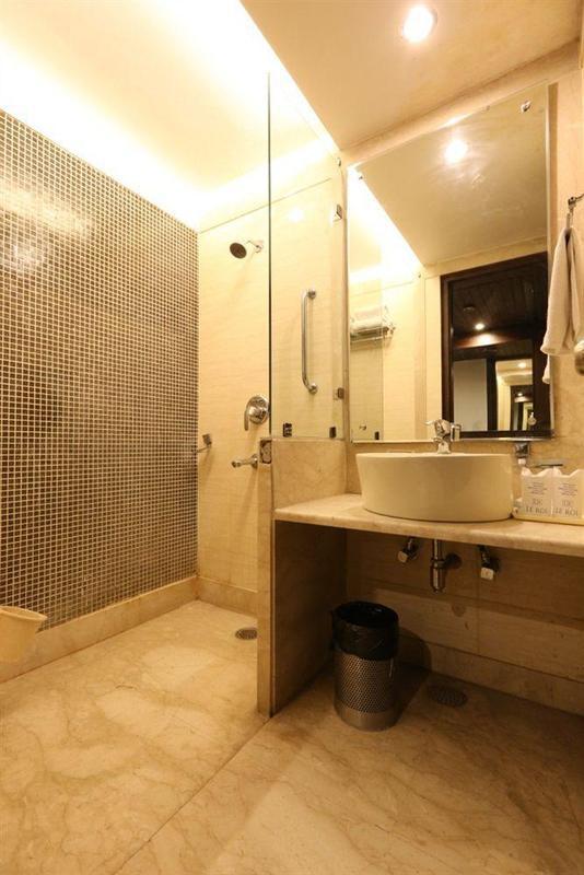 Hotel Le Roi Near Railway Station 3*