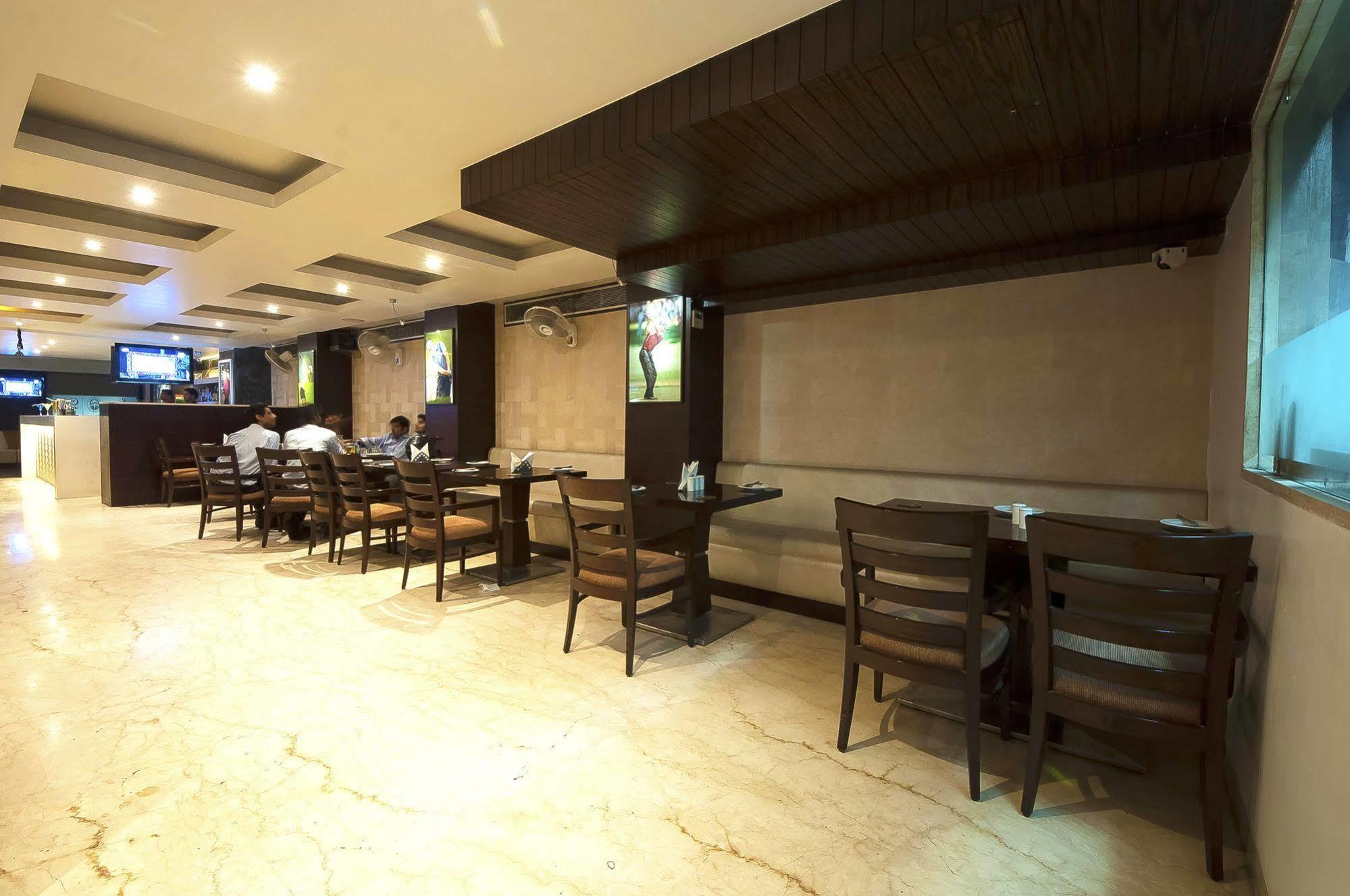 Le Roi Near Railway Station 3*