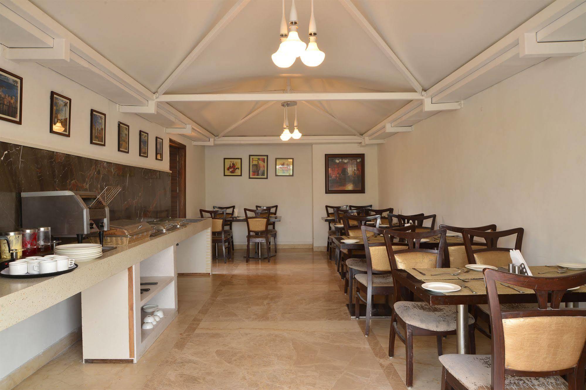 Hotel Le Roi Near Railway Station